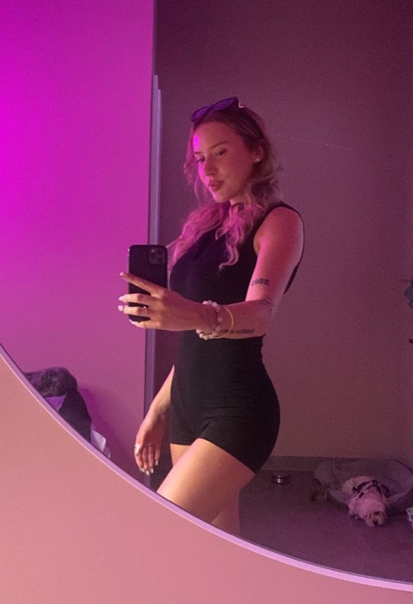 Jessica in der violett beleuchteten Studioatmosphäre